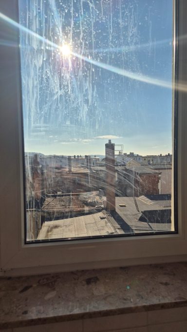 Stark verschmutztes Fenster vor der Reinigung in Gera Zentrum