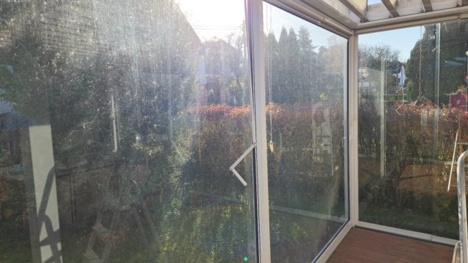 Verschmutzter Wintergarten in Gera Zwötzen vor der Glasreinigung – starke Ablagerungen auf Fenstern und Rahmen