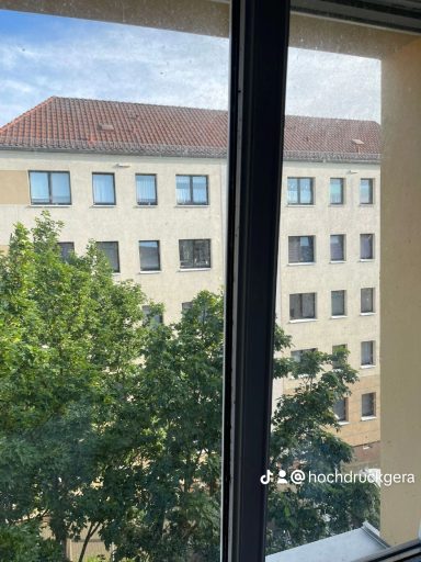 Stark verschmutztes Fenster vor der Reinigung in Gera Zentrum