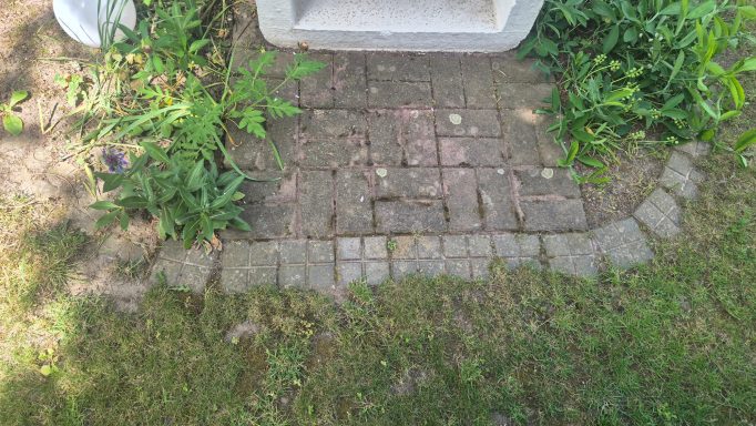 Kamin in Gera-Lusan vor der Steinreinigung – stark verschmutzte Pflastersteine mit dunklen Belägen und Moos