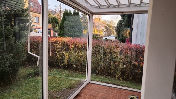 Glasklarer Wintergarten nach der Reinigung in Gera Zwötzen – streifenfrei saubere Fenster und glänzende Rahmen

